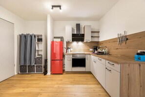 Kjøleskap, mikrobølgeovn, ovn og kokeplater