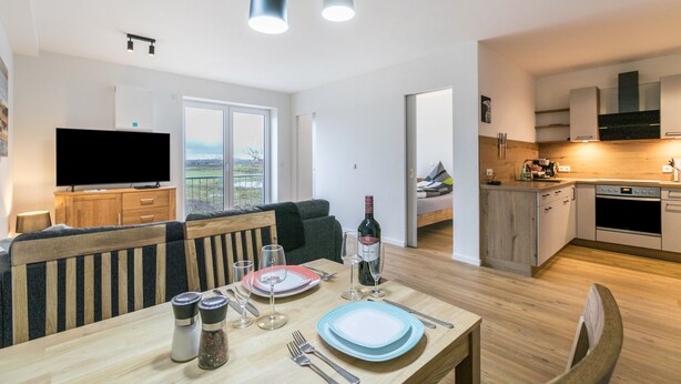 Un apartamento moderno con comedor, cocina y sala de estar.