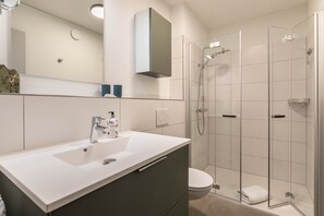 Een douche, een haardroger, handdoeken