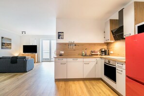 Kühlschrank, Mikrowelle, Ofen, Herdplatte