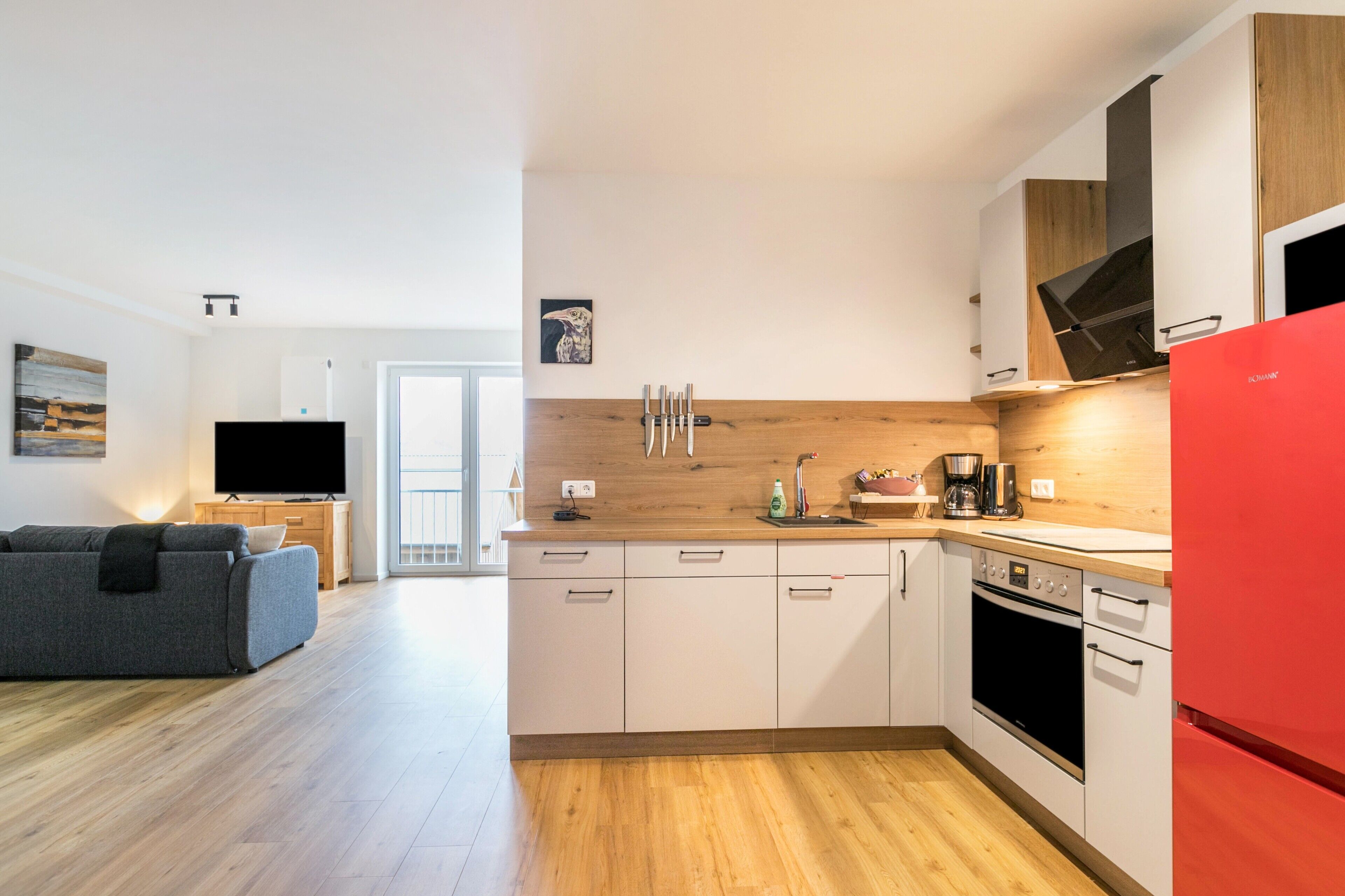 Jääkaappi, mikroaaltouuni, uuni, liesi