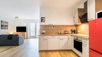 Jääkaappi, mikroaaltouuni, uuni, liesi