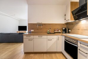 Fridge, microwave, oven, stovetop - Apartment 'Hodderup 10' with Shared Garden and Wi-Fi (Husby)