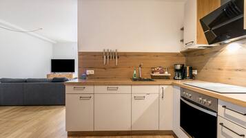 Jääkaappi, mikroaaltouuni, uuni, liesi