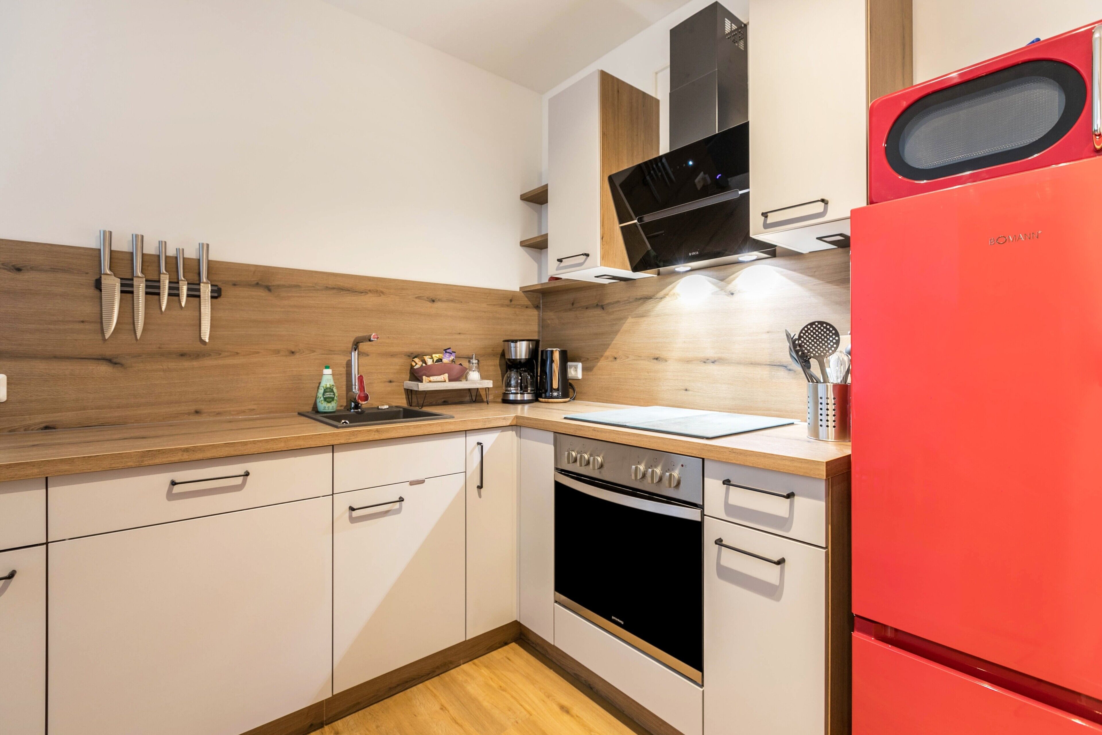 Kjøleskap, mikrobølgeovn, ovn og kokeplater