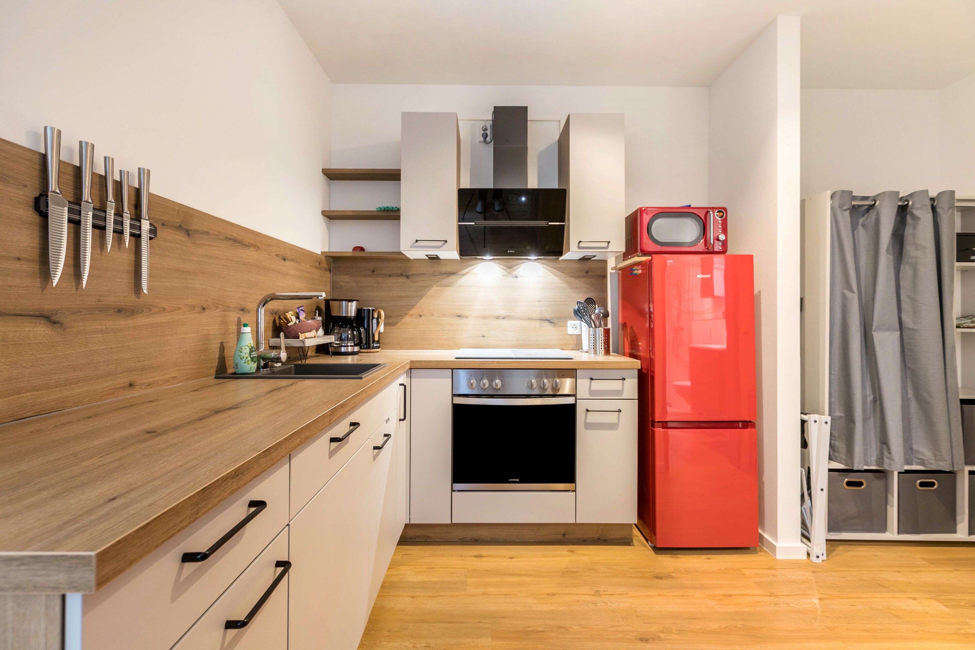 Kühlschrank, Mikrowelle, Ofen, Herdplatte