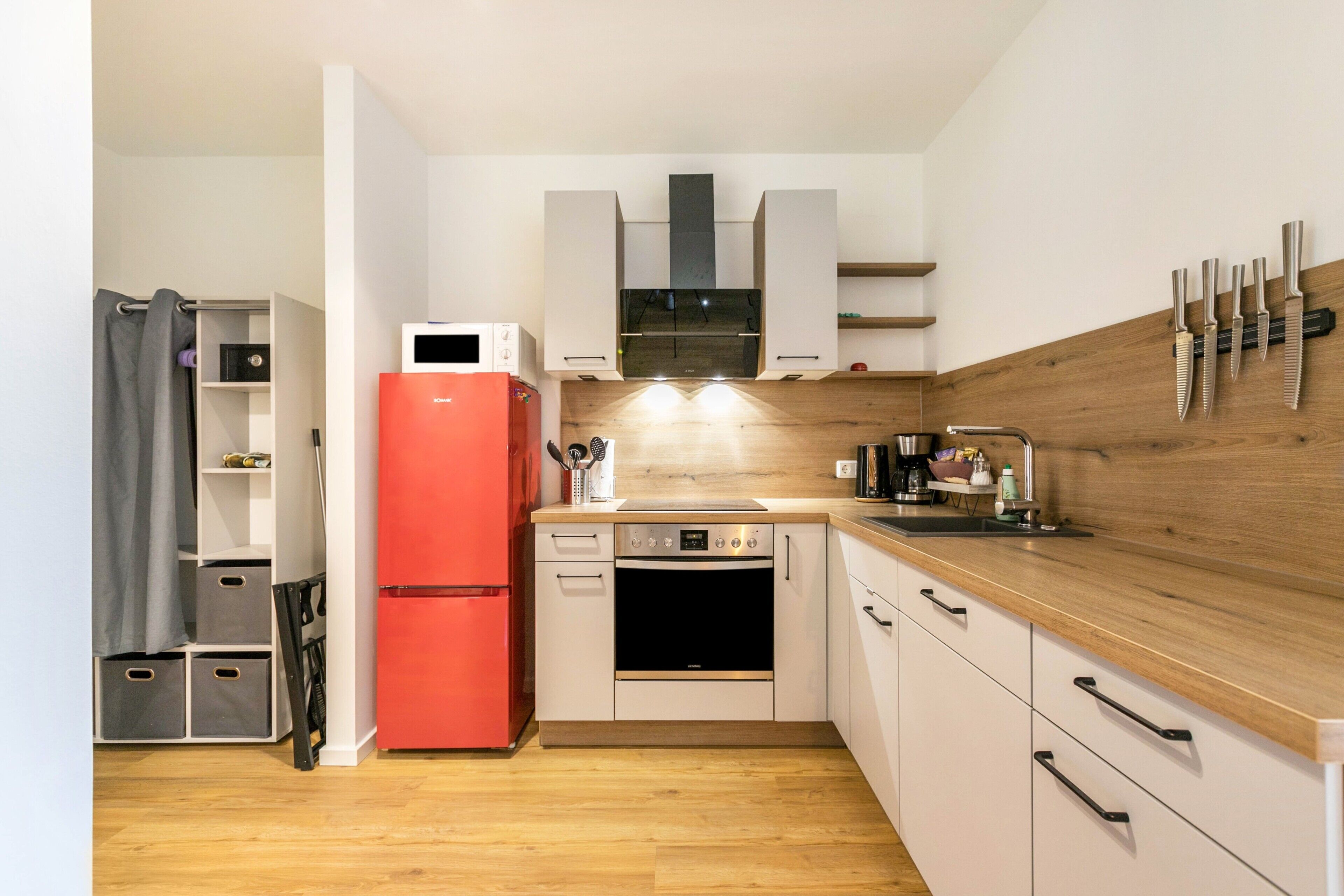 Kühlschrank, Mikrowelle, Ofen, Herdplatte