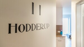 Una pared con el texto 'HODDERUP' y el número '11'.