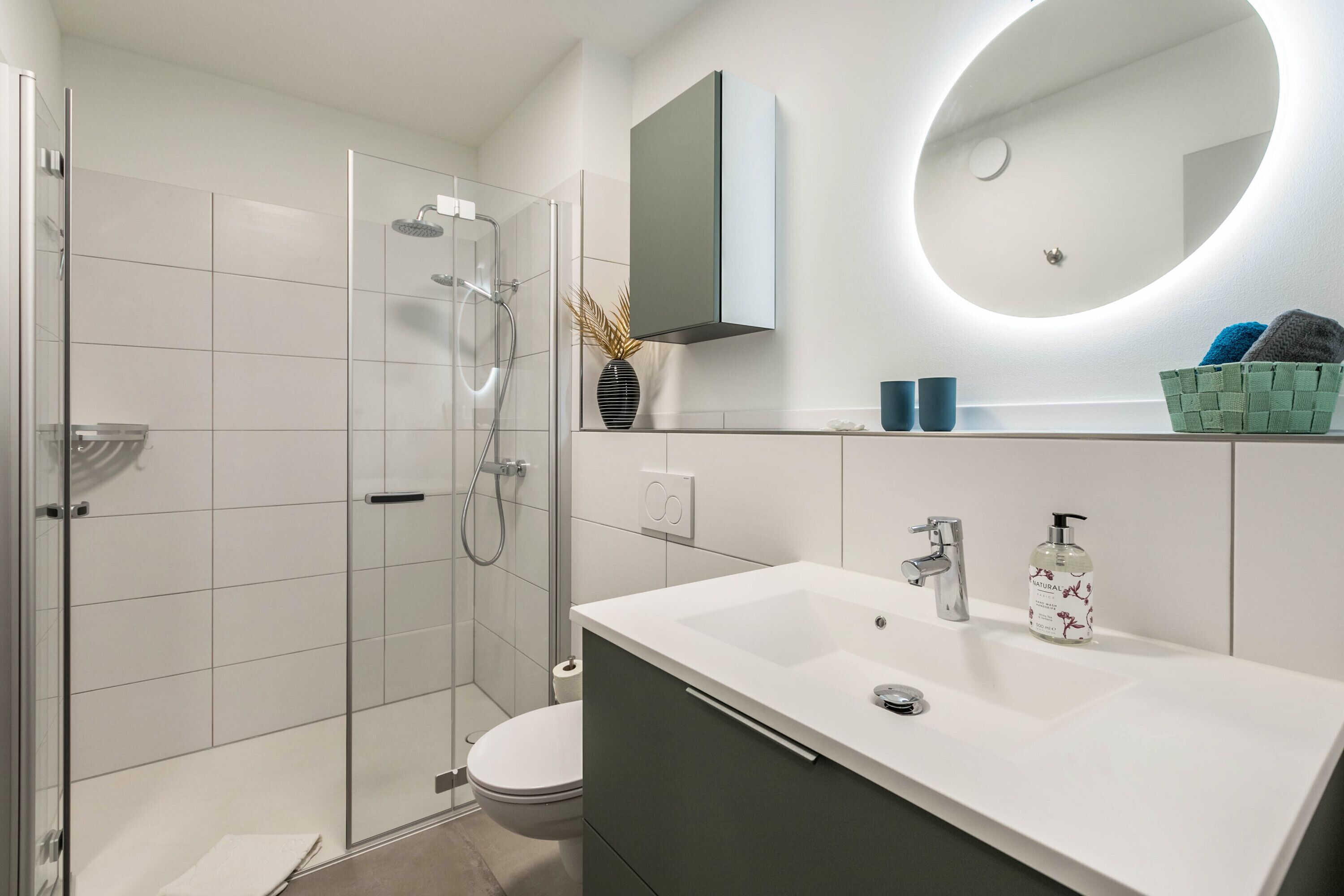 Douche, sèche-cheveux, serviettes fournies