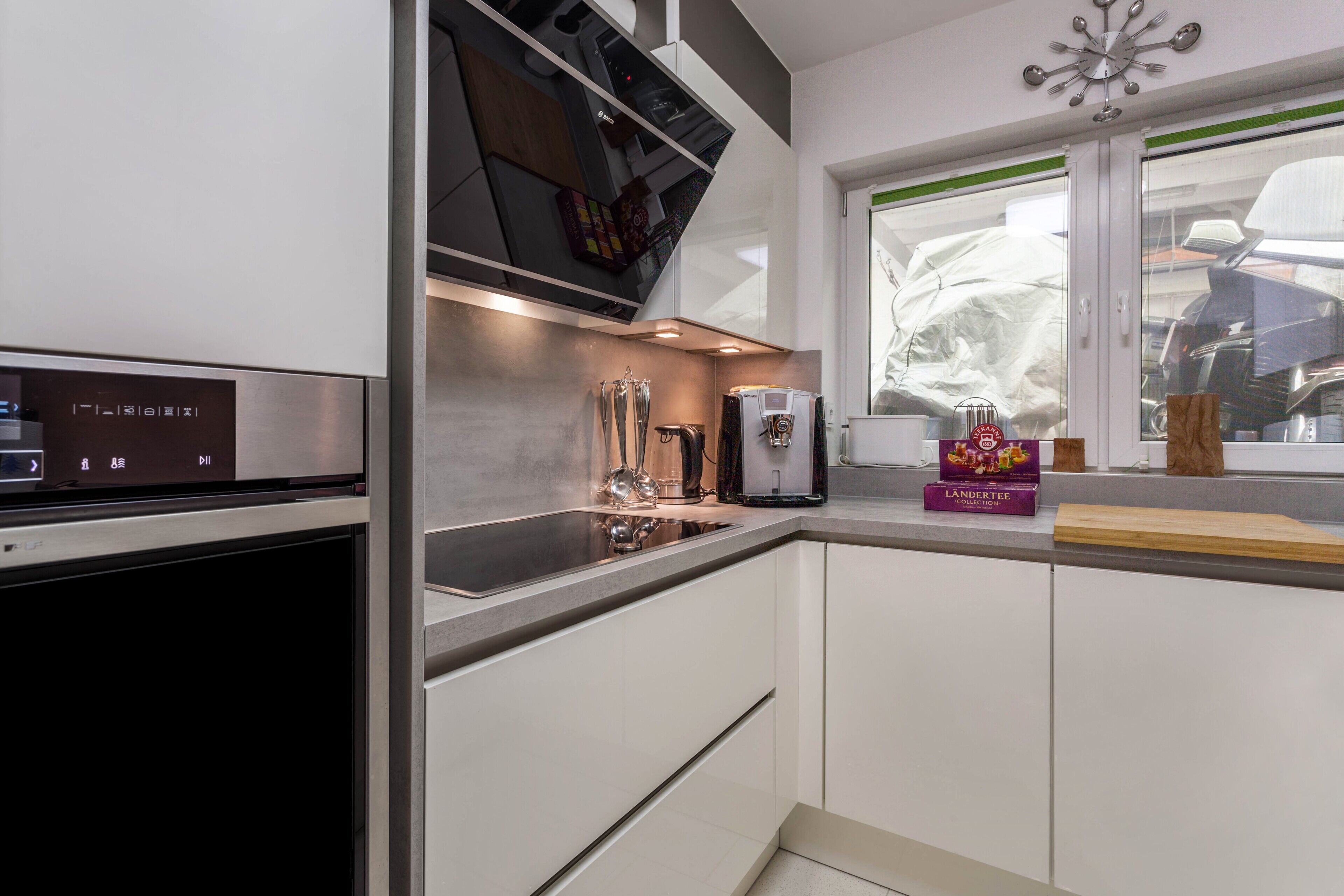 Een koelkast, een magnetron, een oven, een kookplaat