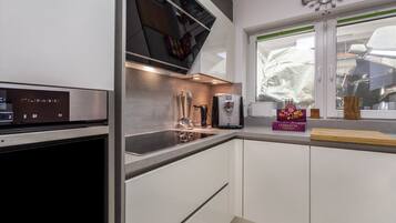 Een koelkast, een magnetron, een oven, een kookplaat