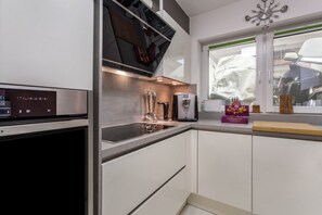 Réfrigérateur, micro-ondes, four, plaque de cuisson