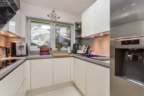 Fridge, microwave, oven, stovetop - Apartment 'Zur Quelle' with Private Terrace, Private Garden and Wi-Fi (Plettenberg)