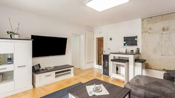 Fernseher, Kamin, Stereoanlage