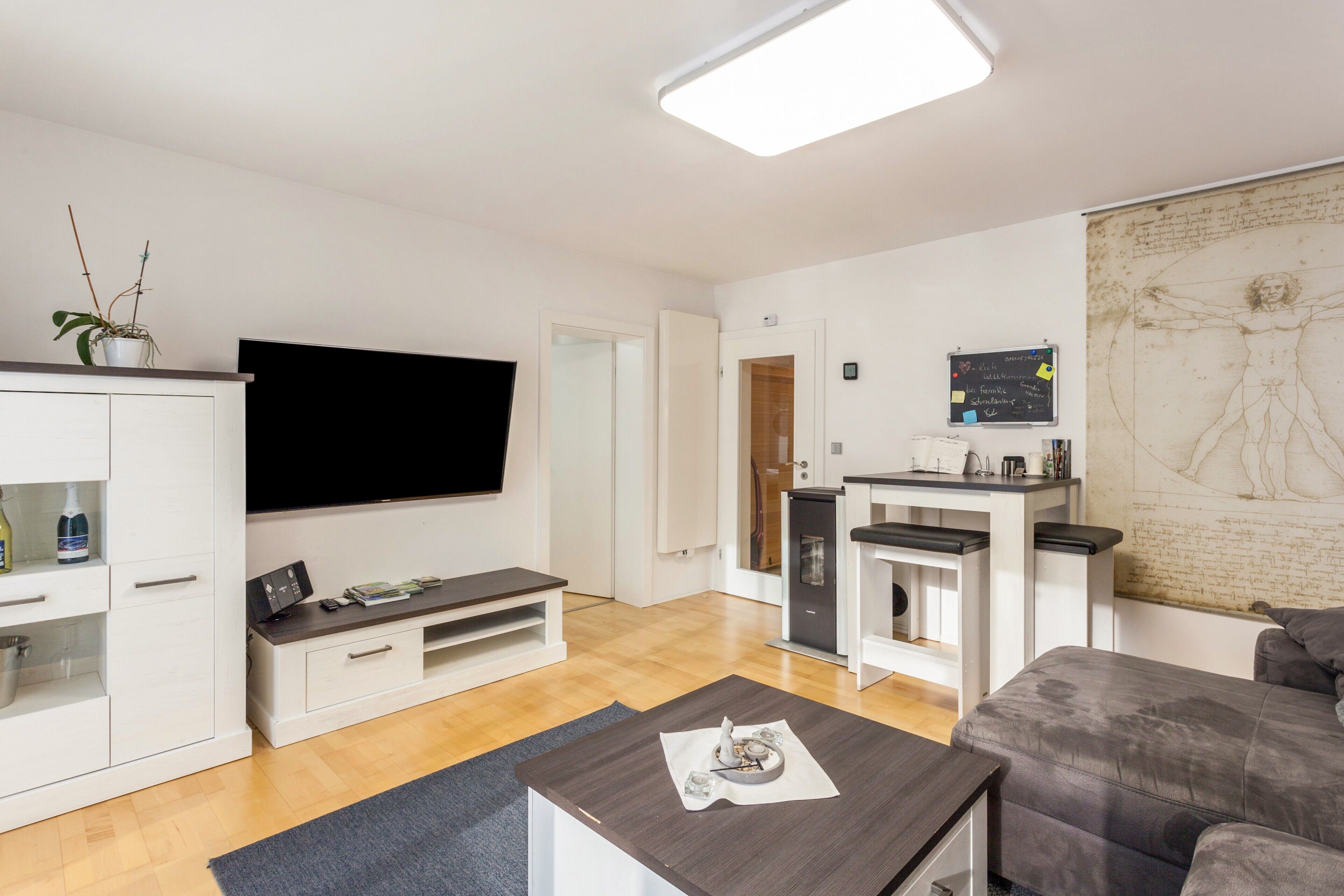 Fernseher, Kamin, Stereoanlage