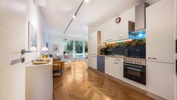 Fridge, oven, stovetop, dishwasher