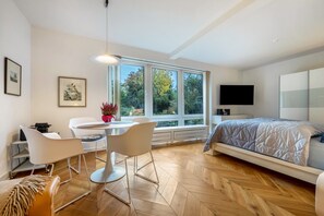 Tabla de planchar con plancha, wifi gratis y ropa de cama 