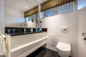 Regadera, secadora de cabello, toallas 