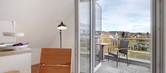 Apartamento tipo estudio en el ático junto al carril bici del Danubio, vistas y balcón