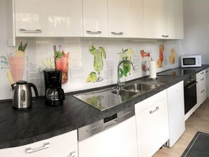 Een koelkast, een microgolfoven, een oven, een kookplaat