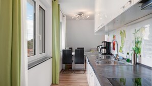 Cafetera y tetera, refrigerador, microondas y horno 