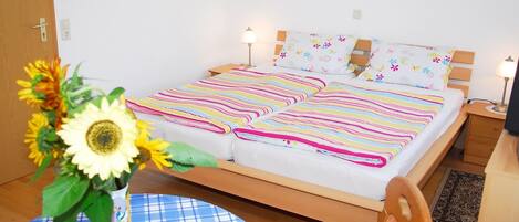 Silitysrauta/-lauta, ilmainen Wi-Fi, vuodevaatteet