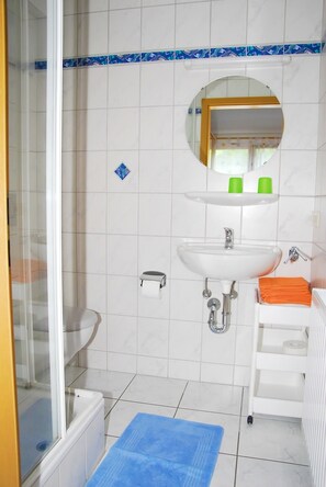 Shower, hair dryer, towels - Studio Apartment 'Ferienwohnung 4a, 30 sqm' with Shared Garden and Wi-Fi (Owingen)