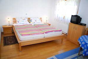 Iron/ironing board, free WiFi, bed sheets - Studio Apartment 'Ferienwohnung 4a, 30 sqm' with Shared Garden and Wi-Fi (Owingen)