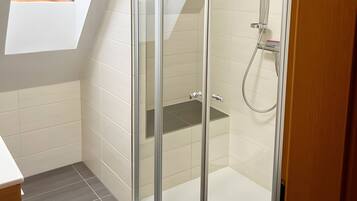 Dusche, Haartrockner, Handtücher