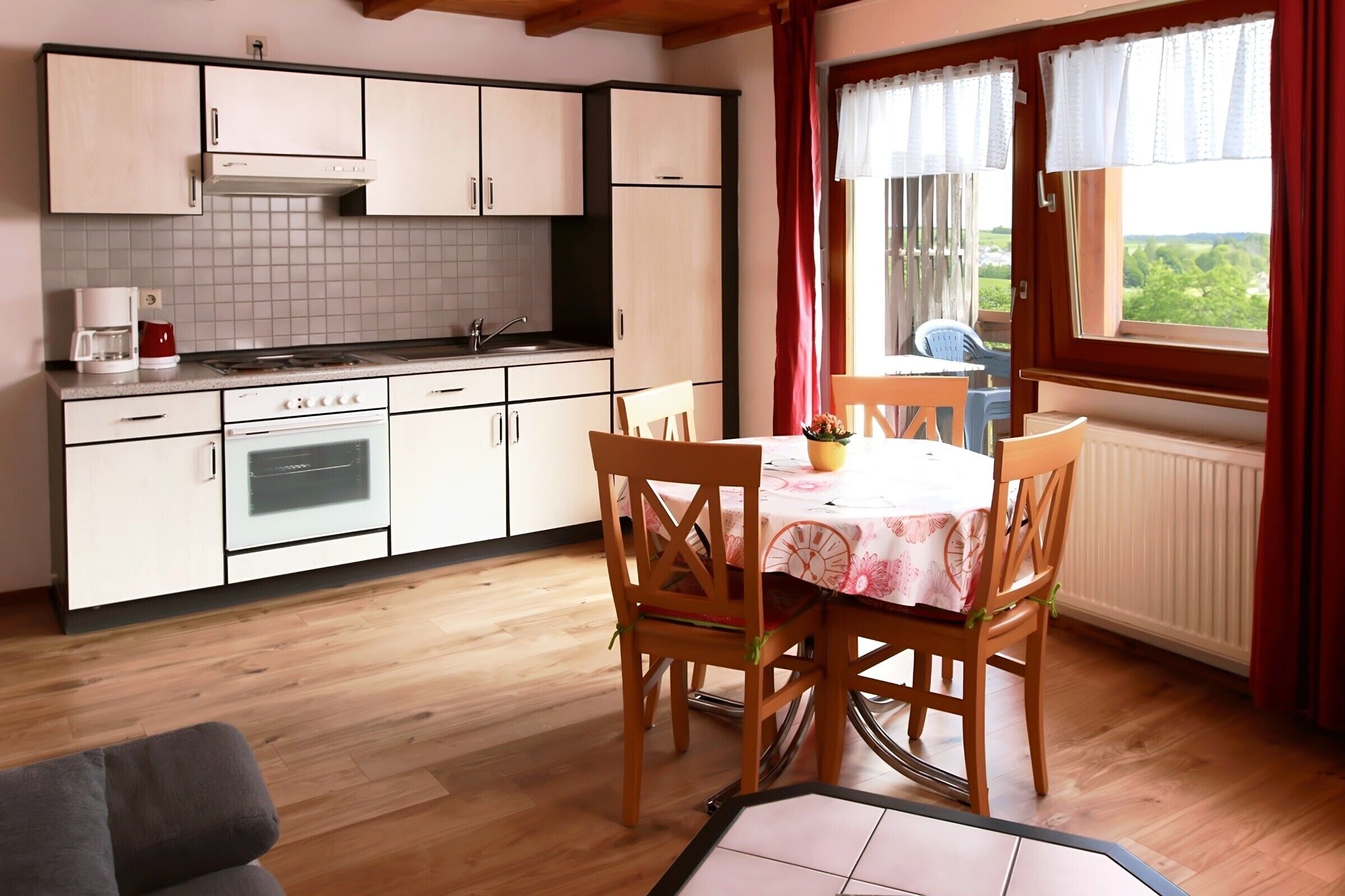 Kühlschrank, Ofen, Herdplatte, Wasserkocher mit Kaffee-/Teezubehör