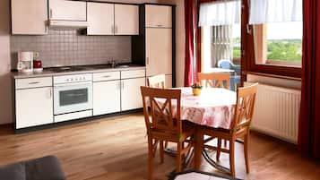 Kühlschrank, Ofen, Herdplatte, Wasserkocher mit Kaffee-/Teezubehör