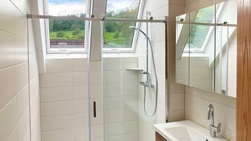 Dusche, Haartrockner, HandtĂŒcher