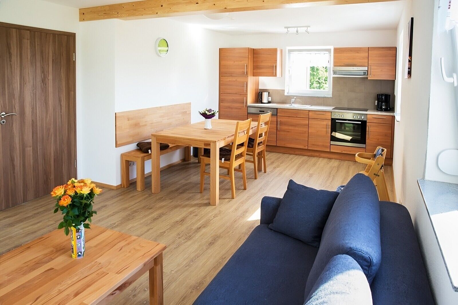 Fernseher, Tischtennisplatte, Stereoanlage