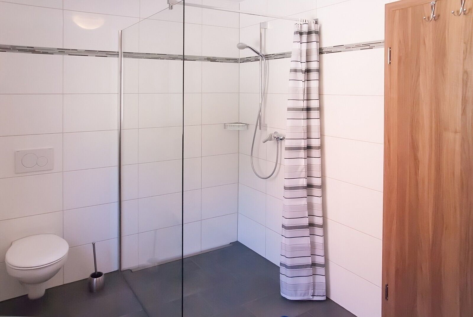 Een douche, een haardroger, handdoeken