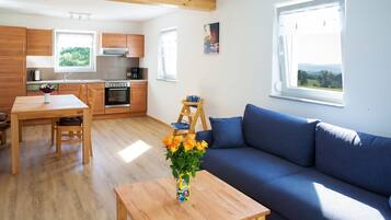 Fernseher, Tischtennisplatte, Stereoanlage