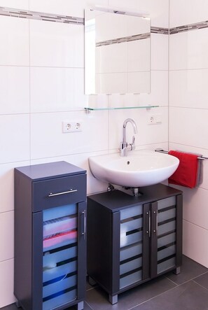 Shower, hair dryer, towels - Holiday Home 'Haus 1, 80 Qm, 2 Schlafzimmer' with Private Terrace, Shared Garden and Wi-Fi (Owingen)