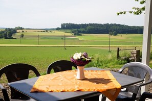 Outdoor dining - Holiday Home 'Haus 1, 80 Qm, 2 Schlafzimmer' with Private Terrace, Shared Garden and Wi-Fi (Owingen)