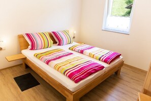 2 bedrooms, iron/ironing board, free WiFi, bed sheets - Holiday Home 'Haus 1, 80 Qm, 2 Schlafzimmer' with Private Terrace, Shared Garden and Wi-Fi (Owingen)