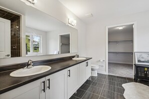 Haartrockner, Bidet, Handtücher, Seife