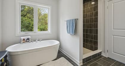Amazing stay near Hamilton-Brantford- Beach Port Dover