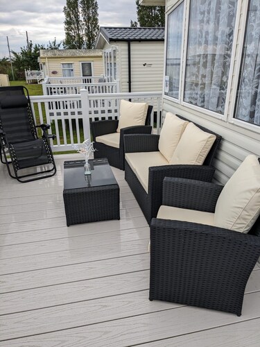 Pet friendly 2 bed caravan in coopers beach