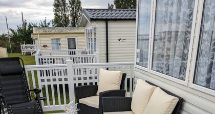 Pet friendly 2 bed caravan in coopers beach