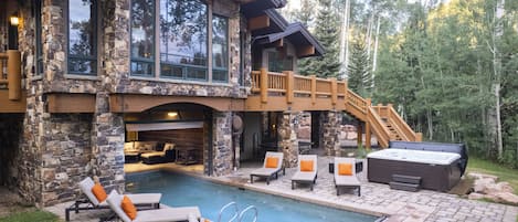 Een binnenzwembad, een verwarmd zwembad