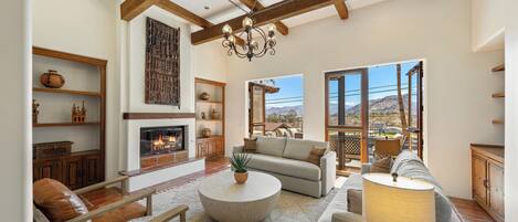 Smart-TV, peis, bøker og printere