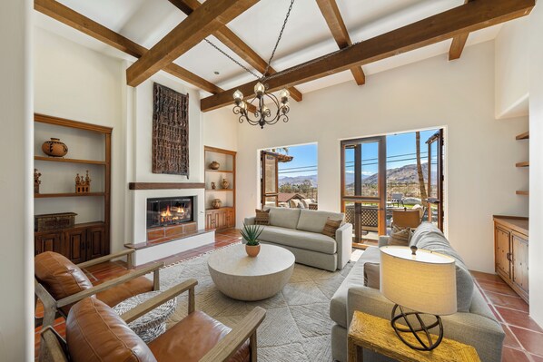 Smart-TV, Kamin, Bücher, Drucker