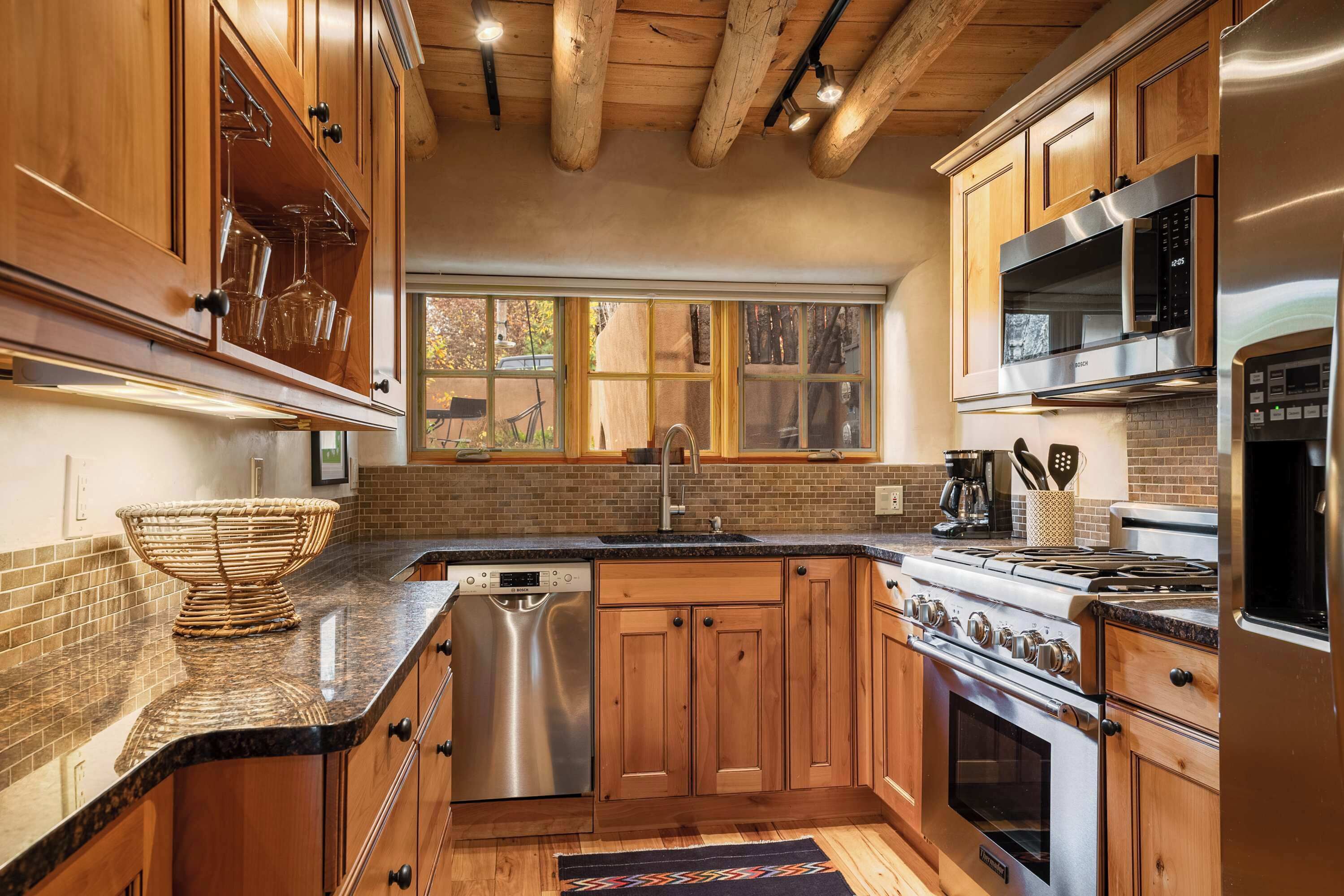 ثلاجة، ميكروويف، فرن، موقد طهي مسطح