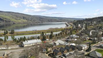 Une ville située au bord d’un lac, où se côtoient des immeubles résidentiels et des bâtiments commerciaux, un pont et une voie ferrée.