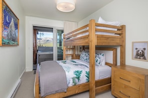 3 bedrooms, iron/ironing board, free WiFi, bed sheets - Saddle Ridge Ski in/Ski out condo, private hot tub (Big Sky)