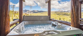 Saddle Ridge Ski in/Ski out condo, private hot tub