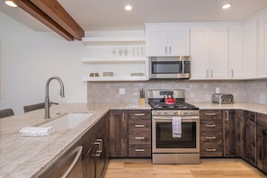 Fridge, microwave, oven, stovetop - Saddle Ridge Ski in/Ski out condo, private hot tub (Big Sky)